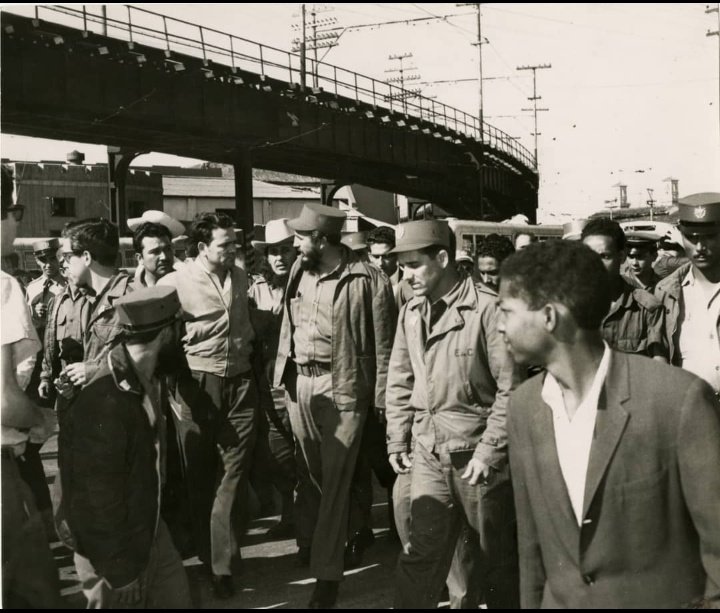 AlmaCamila1985's tweet photo. Y en eso llegó Fidel 👇 al lugar donde la CIA en un acto terrorista arrancaba un centenar de vida y dejó más de 400 heridos y mutilados.
Esa CIA terrorista que responde a un imperialismo asesino.
Explosión del vapor La Coubre un sabotaje inolvidable en #HolguinSi #TenemosMemoria https://t.co/ASIsKDrPeY