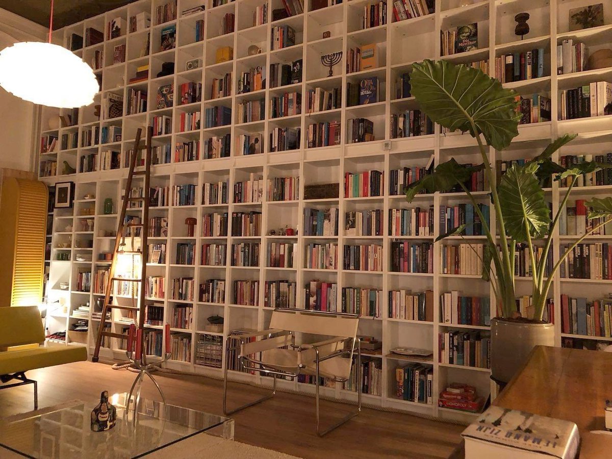 djeekopdicht's tweet photo. Omdat dat mijn moeder van Twitter af is, moet ík jullie voortaan maar verblijden met foto's van haar boekenkast. Zelf noemt ze het haar 'literatuurapotheek' omdat ze er vaak boeken uit voorleest aan iedereen die behoefte heeft aan literaire of filosofische wijsheden in hun leven. https://t.co/VPKpy9jGeL