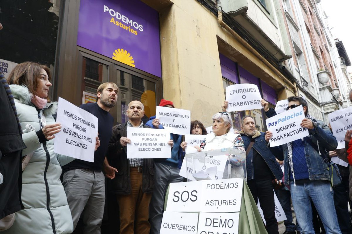 Gracias, gracias, gracias. Un centenar de personas os acercasteis hoy a la sede de Podemos en Oviedo a decir que deben frenarse las expulsiones, porque en Podemos cabemos todos y todas. Nadie manda más que nuestros inscritos e inscritas. La solución es votar: asamblea ciudadana.