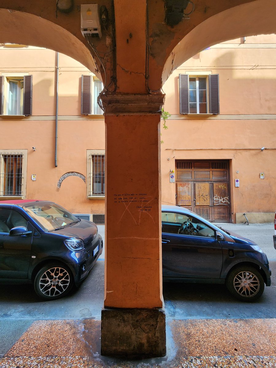 IsilAcehan's tweet photo. Bologna'da, Avrupa'nın en eski üniversitesi Bologna Üniversitesi bölgesinde 1-2 metre arayla 2 kolon...

İtalyan öğrenci Dante'nin "İlahi Komedya"sından bir bölüm yazmış. 

Biraz ilerisinde Türk öğrencinin yazdığının da bir felsefesi var mıdır bilmem ama bakın ne yazmış. 👇🙃 https://t.co/GJhuOdomJi