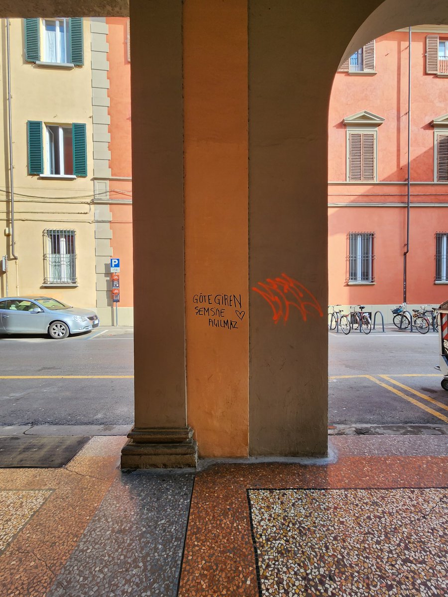 IsilAcehan's tweet photo. Bologna'da, Avrupa'nın en eski üniversitesi Bologna Üniversitesi bölgesinde 1-2 metre arayla 2 kolon...

İtalyan öğrenci Dante'nin "İlahi Komedya"sından bir bölüm yazmış. 

Biraz ilerisinde Türk öğrencinin yazdığının da bir felsefesi var mıdır bilmem ama bakın ne yazmış. 👇🙃 https://t.co/GJhuOdomJi