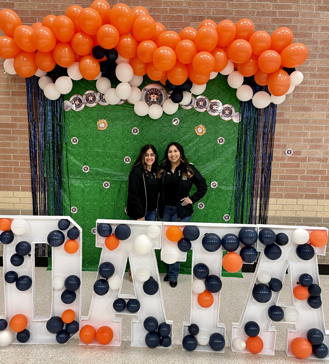 Scroggins_HISD's tweet image. Our principal and assistant principal are ready to take a dive in to data! @HISD_Assessment #dataseries @HISDElementary2