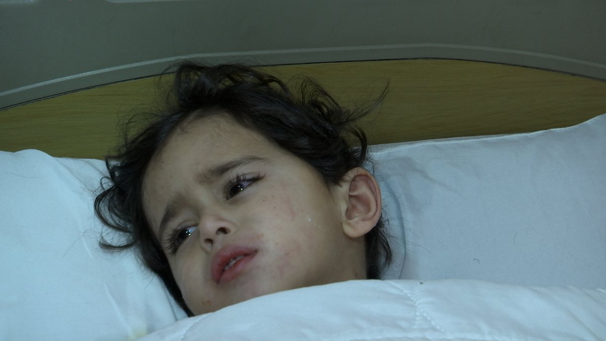 Nach dem Erdbeben besuchte ich den 3jährigen Tarek im Krankenhaus in Afrin. Geborgen nach 46 Stunden, das Bein amputiert, die Familie tot. Ich hatte Hoffnung, weil er die Intensivstation verlassen hatte. Aber er war psychisch extrem angeschlagen. Nun ist er im Koma... 1/2