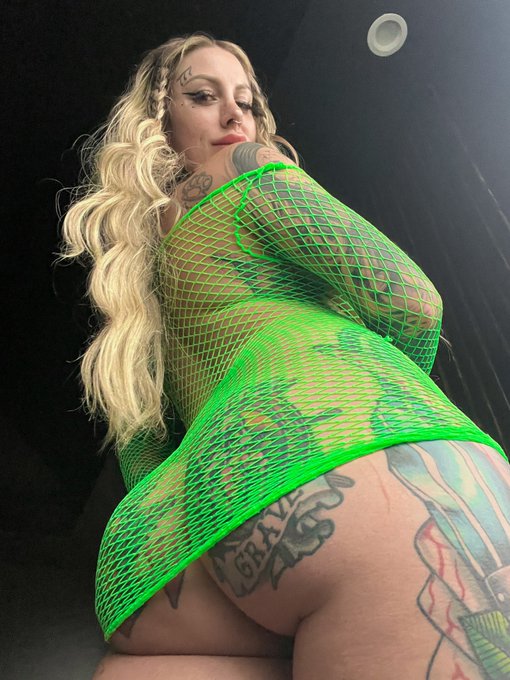 500 comments and I&rsquo;ll post without the panties 🍀 https://t.co/6UgM6Qh6UG