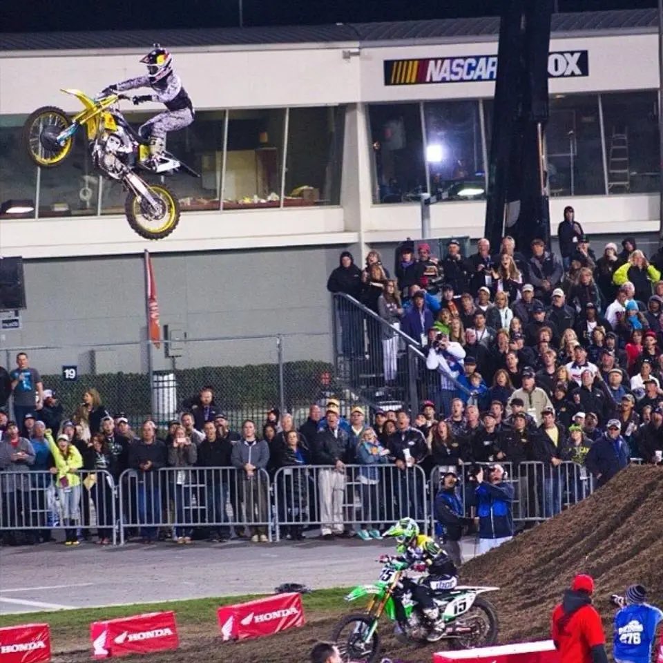 mxmadrid2's tweet image. Un piloto diferente, haciendo cosas diferentes @js7 is a Goat