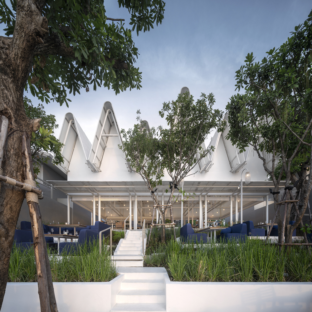 A pitched roofline gives this #building a distinctive look. #archilovers  cpix.me/a/164921404