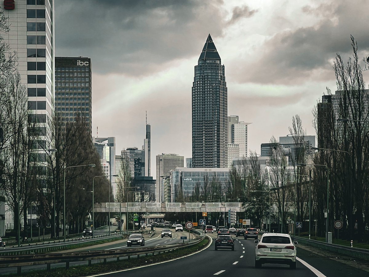 Frankfurt #darktones #skyline #germany #skyscrapers #photography #PhotoMode #photographers #APSmartphonepicoftheweek #citiy #architecturephotography