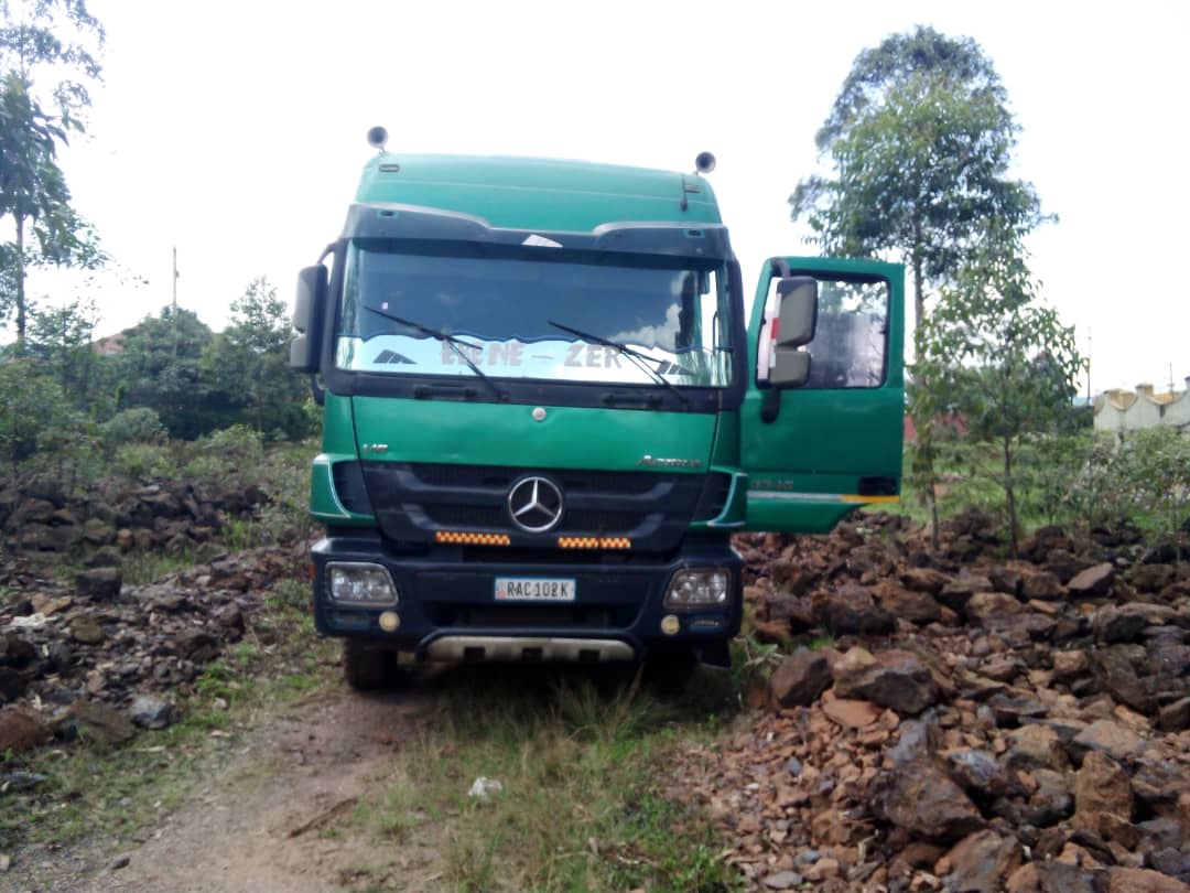 KigeziTv's tweet photo. Kigezi Iron Ore Association Members have this evening caught red-handed Kamuntu Investments Ltd manager Bruno Byereta stealing their Iron Ore in Nyabikoni, Kabale Municipality. These accuse Hon @KamuntuMoses4 for refusing to pay them over years.
@KagutaMuseveni
#Detailsfollow https://t.co/pCgk5jpfXG