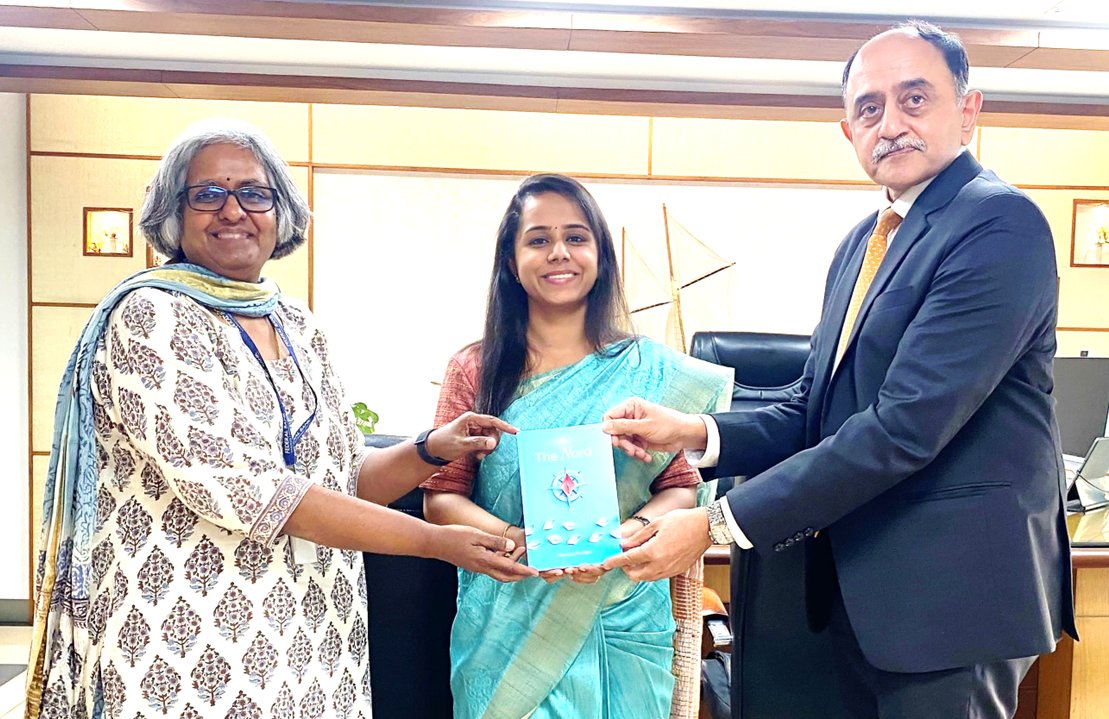 neethu_mohan_'s tweet image. My debut book, &apos;The Nord&apos; is released by Mr Shyam Srinivasan,  MD &amp;amp; CEO &amp;amp; Shalini Warrier, Executive Director, @FederalBankLtd

I am delighted to have the opportunity to share my poems with the world through this book. 

#TheNord #TrueNorth #NeethuMohan #Nord  #PoetryBook