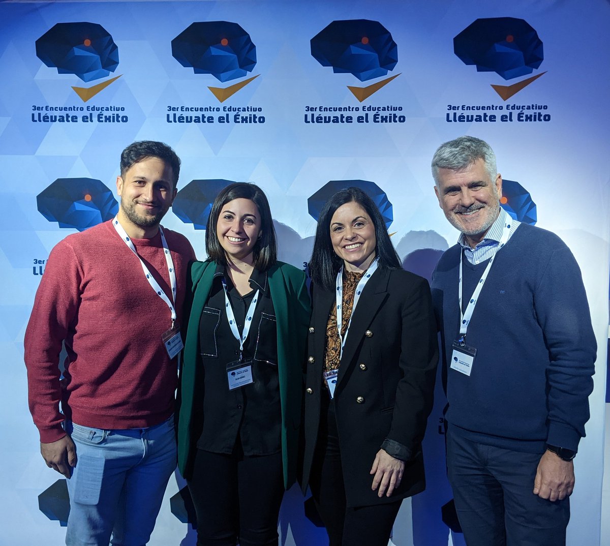 "El único que obtiene éxito no es el que gana, sino el que aprende y mejora".
Y eso es lo que hemos hecho gracias al evento <a href="/Llevate_elExito/">Llévate el Éxito</a> que nos ha inspirado, emocionado, motivado y ha conseguido reafirmar nuestra vocación y pasión hacia la educación.