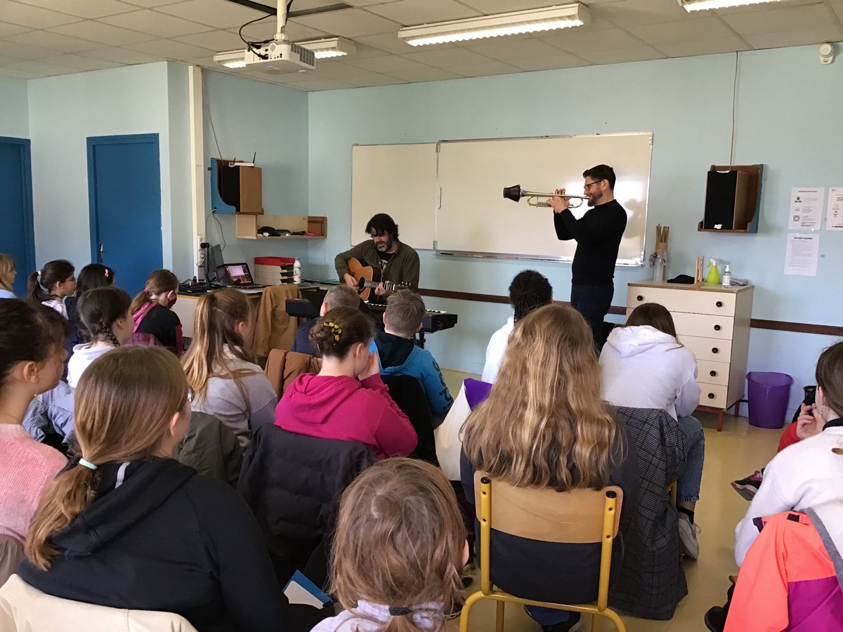 HugoRugles's tweet photo. Merci au groupe @lamaisontellier qui est venu faire une représentation devant les élèves de la #chorale du collège @HugoRugles en vue de la préparation du festival #CSALP de #Grossoeuvre où nos élèves participeront. #TER @EureenNormandie @MoncadaFra @daac_normandie @Fmarchand_27 https://t.co/3226YDjIGz