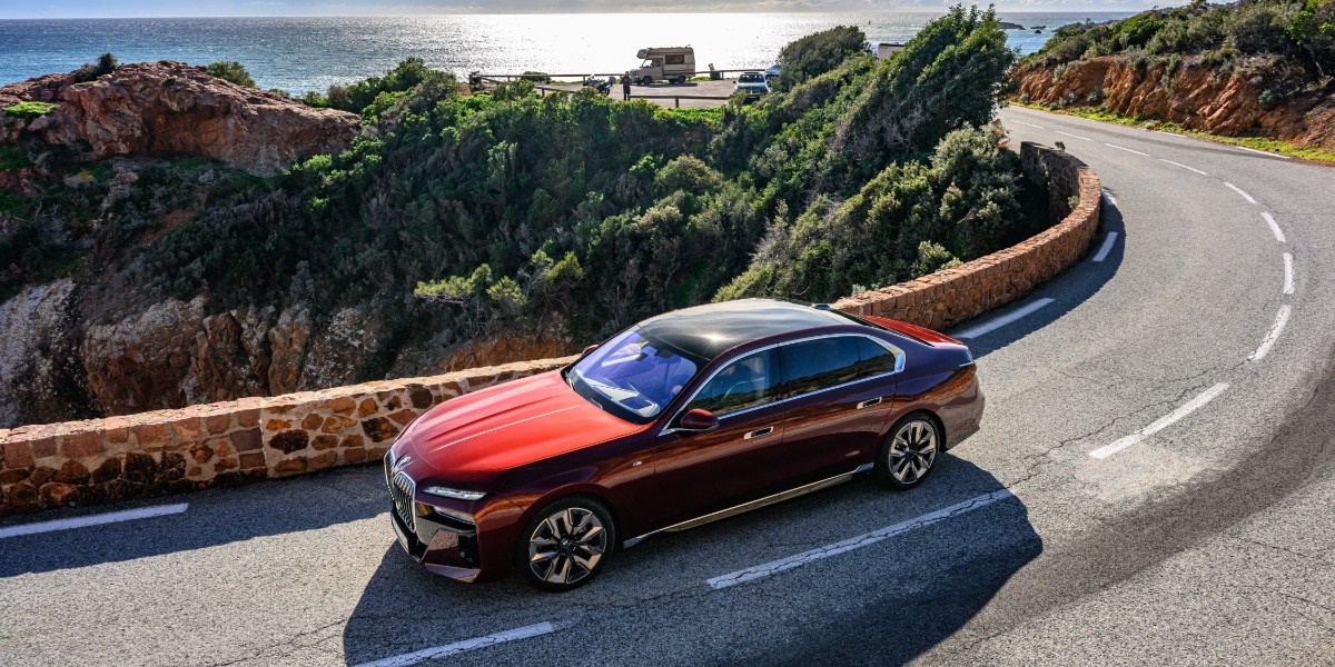 Scenic drives are unbeatable 😍 #THEi7 

The #BMW i7 xDrive60:
Power consumption/100 km, CO2 emission/km, weighted comb.: 19.6–18.4 kWh, 0 g. Electric range: 590–625 km. According to WLTP, b.mw/Further_Info. #BMW