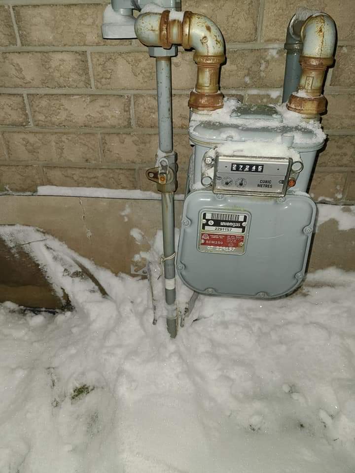 Hockeyfireball's tweet photo. Hey #Guelph residents I know we're all busy clearing our driveways, but don't forget to clear around your own outdoor furnace vents, gas meters. Also any fire hydrants you may have on your street or property.
#carbonmonoxidekills
#beahydranthero
@GuelphFire
@cityofguelph https://t.co/mIzliZZXWt