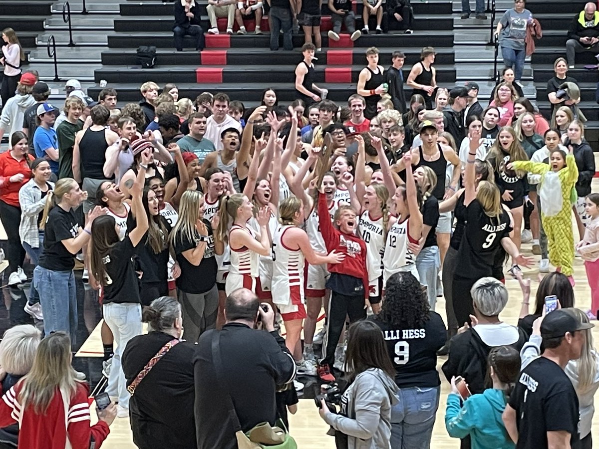 EHSLadySpartans's tweet photo. We did something cool last night! https://t.co/dOiTcZNA4F
