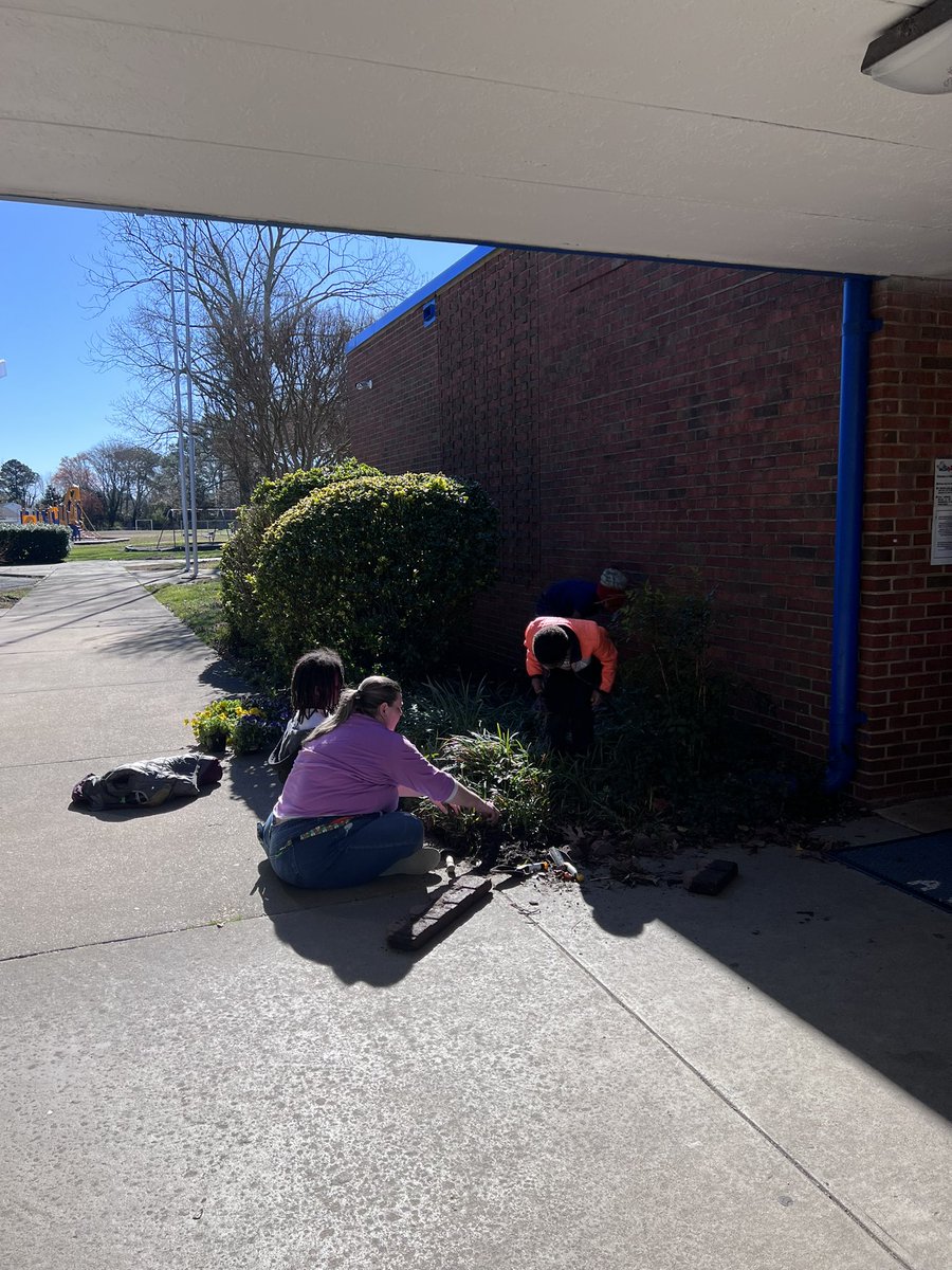 MachenESCouns's tweet photo. Machen gets a makeover! Our University Corner students are committed to making a difference!@HamptonCSchools @HCS_TitleI https://t.co/Xq7bemPrV2