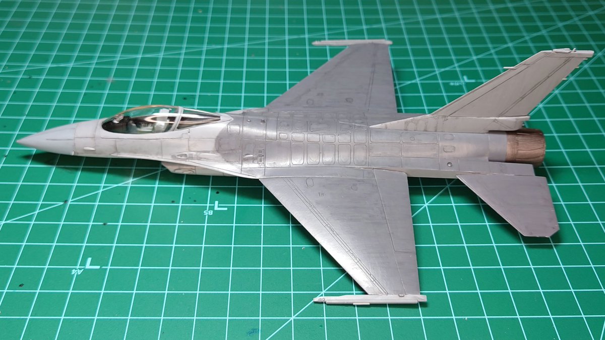 F-16A+進捗
基本塗装が終わったのでキャノピー・エンジンノズル・尾翼を取り付けた
バシャバシャと墨入れしてからラフな拭き取りでそれなりに汚れた感じになった
スモークグレーの手持ちがなかったのでキャノピーはクリアのままだけどそのうち購入したら塗るってことにしよう