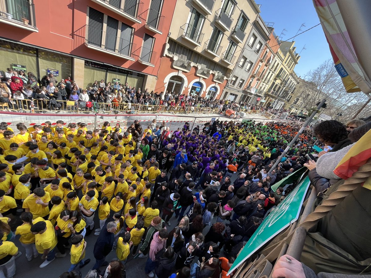 AdelMoya8's tweet photo. Aquest matí més d’un miler de nois i noies han participat al #JoVerd, el concurs de castells per a instituts, organitzat pels @Verds. Treball en equip, cohesió, esforç col·lectiu i també, molts somriures. 
Un bon dissabte de #castells. https://t.co/xRN7FaOqss