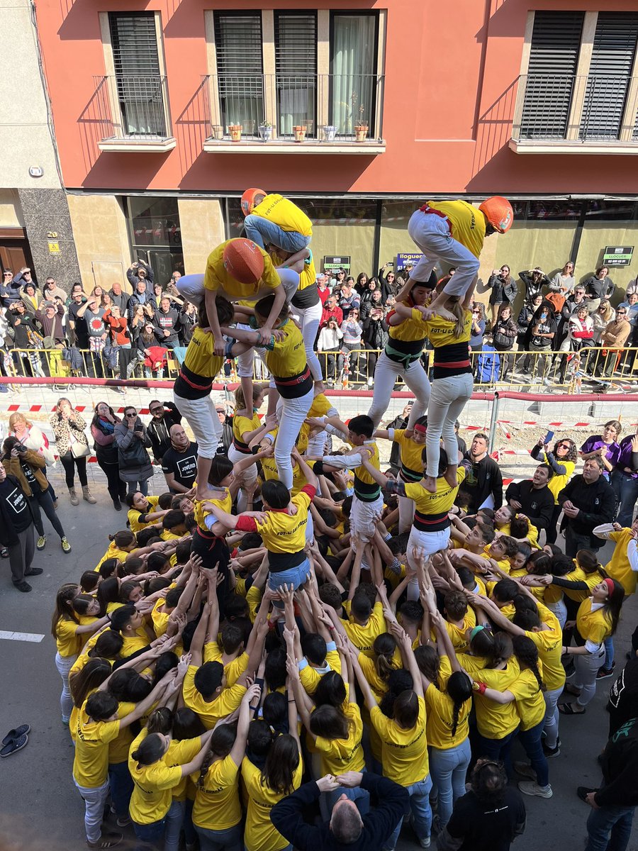 AdelMoya8's tweet photo. Aquest matí més d’un miler de nois i noies han participat al #JoVerd, el concurs de castells per a instituts, organitzat pels @Verds. Treball en equip, cohesió, esforç col·lectiu i també, molts somriures. 
Un bon dissabte de #castells. https://t.co/xRN7FaOqss