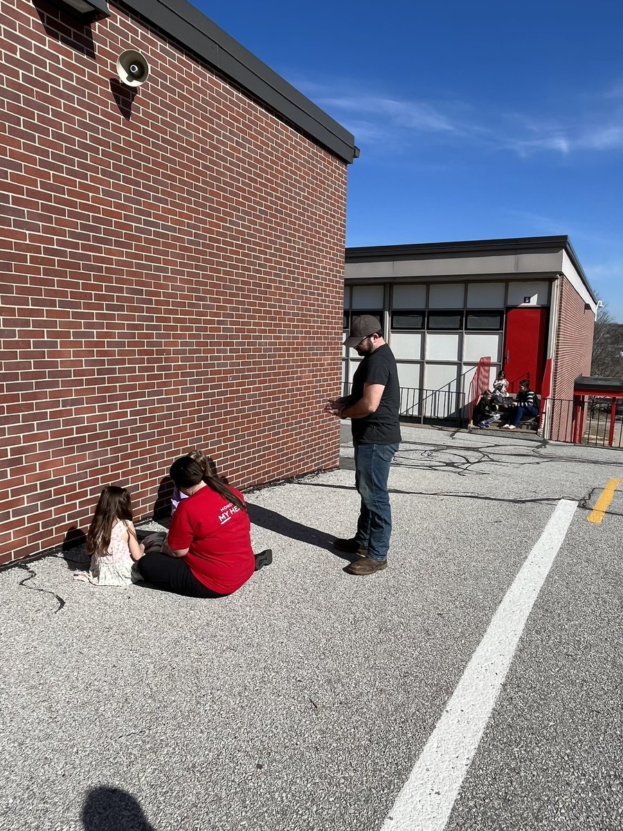 TwinRidgeBears's tweet photo. We finished Read Across America Week with inviting our families in to read and enjoy some popcorn. We were able to envelop read outside with the beautiful weather! #WeareTR #RAA2023 #readingbears #lovereading #bpsne #ChampionsForChildren https://t.co/uKyQlCuclf