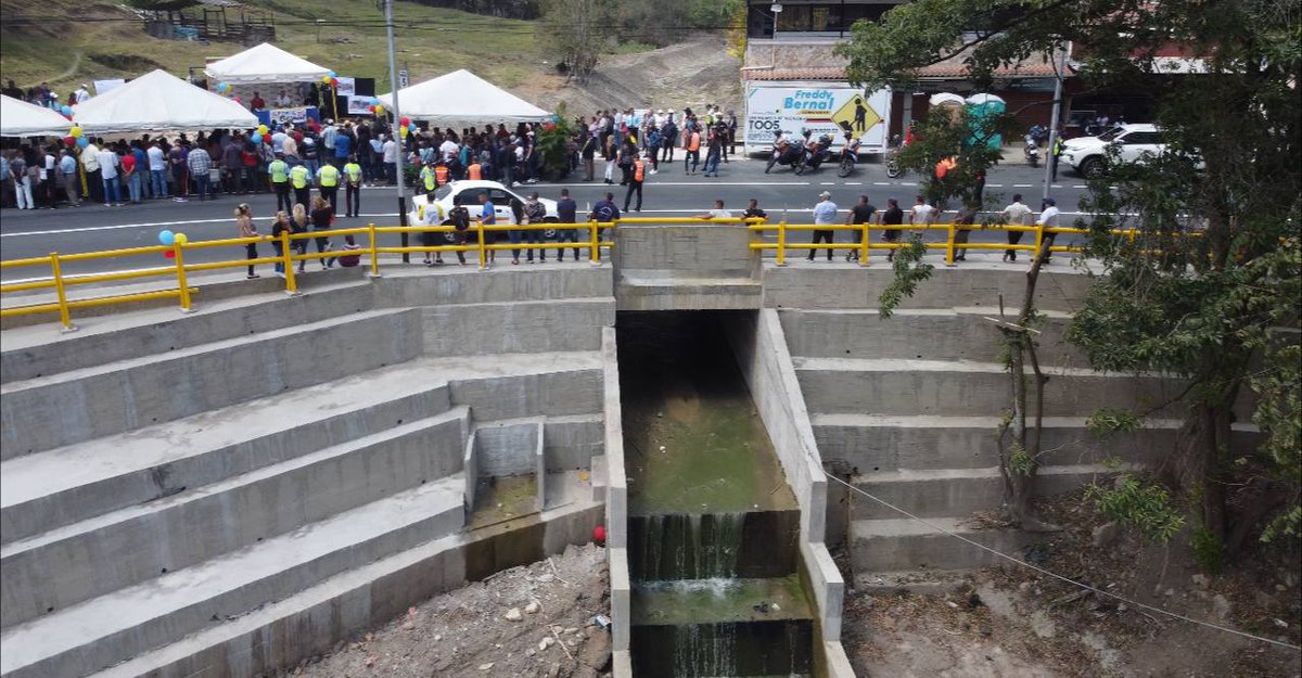 CREMPTEREAL's tweet photo. #Entérate || Después de 20 años de abandono el Gobernador del Táchira @FreddyBernal inauguró obra de gran envergadura en el sector #LaChicharronera, 🛣️  vía que conecta la zona metropolitana con la zona frontera. 

@Gob_Tachira
@arguelloyepfri https://t.co/Hrda4FY81V