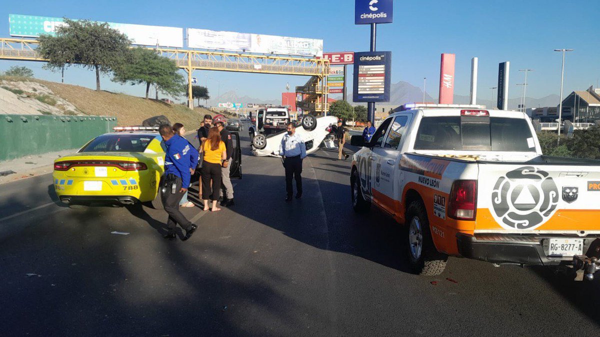 adnnoticiasmx's tweet photo. 🚨 #AlertaADN 
Se vuelca un vehículo en avenida Paseo de los Leones y Pedregal de la Colina, en #NuevoLeón, servicios de emergencia se encuentran en el lugar https://t.co/I3LoSrDZdq