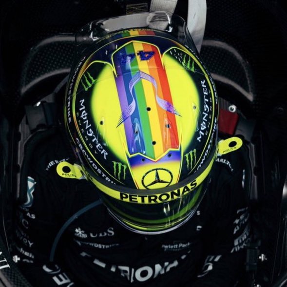 🚨VEJA: Mesmo com proibições da FIA, Lewis Hamilton usa capacete com as cores da bandeira LGBTQIAP+