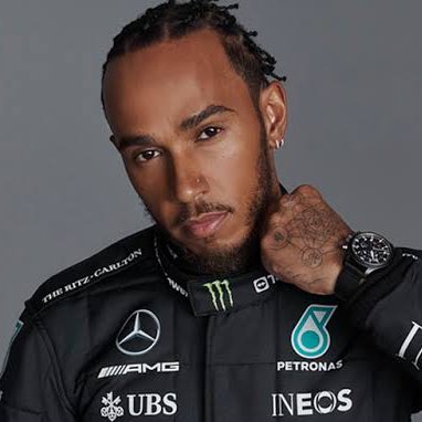 choquei's tweet photo. 🚨VEJA: Mesmo com proibições da FIA, Lewis Hamilton usa capacete com as cores da bandeira LGBTQIAP+ https://t.co/0OLZv7PoL6