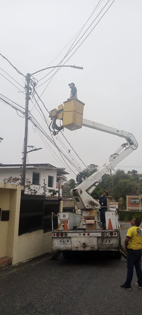 ElHatillo's tweet photo. Nuestra cuadrilla de luz realiza trabajos de sustitución de luminarias de sodio por LED en la calle J y D de #LasMaria
#LuzParaElHatillo
#SeguimosTrabajando https://t.co/0NKSBVtIts