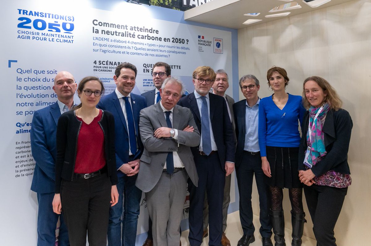 Dans le cadre du #SIA2023, <a href="/boris_ravignon/">Boris Ravignon</a>, PDG de l’<a href="/ademe/">ADEME</a>, accueille <a href="/MFesneau/">Marc Fesneau</a> sur le stand de l’<a href="/ademe/">ADEME</a> pour échanger sur les défis de la #bioéconomie, avec Bernard Chaud de <a href="/ChimieVegetal/">Association Chimie du Végétal</a>, Antoine Peeters (<a href="/apeeters/">Antoine Peeters</a>) de <a href="/B4C_eu/">Bioeconomy For Change (ex-IAR)</a> et @engie_cofelyFR