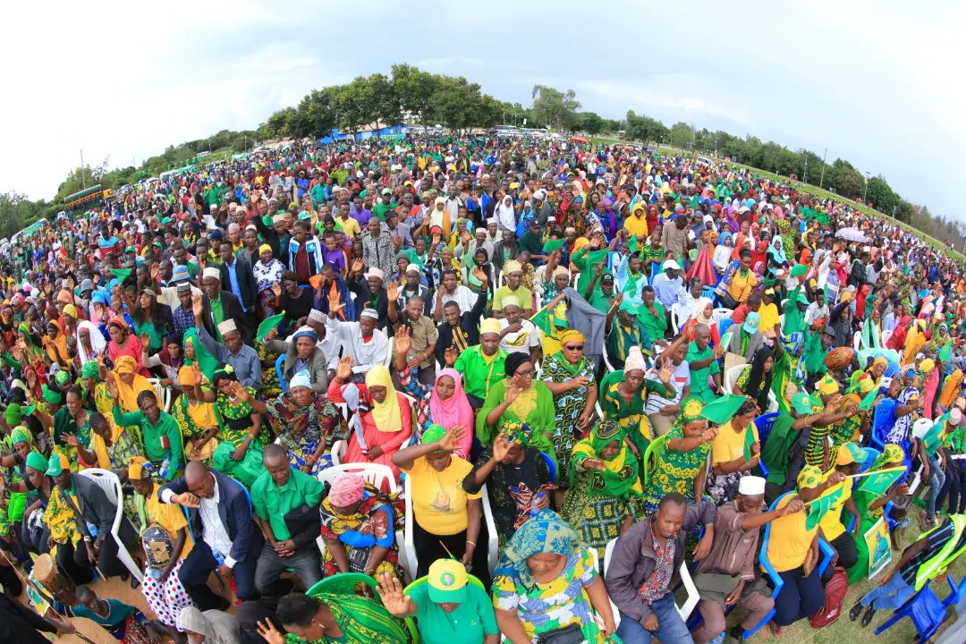 MichuziJr's tweet photo. Umati wa Wafuasi wa chama cha @ccmtanzania na Wananchi kutoka maeneo mbalimbali mkoa wa Singida wamekusanyika katika uwanja wa #bombadia,wakimsikiliza Katibu Mkuu wa chama hicho Ndugu @chongolo_daniel ambae alitumia jukwaa hilo kutatua changamoto za wananchi papo kwapapo https://t.co/k82MpsuayI