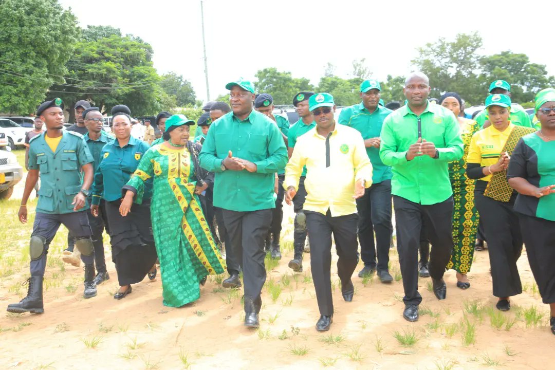 MichuziJr's tweet photo. Umati wa Wafuasi wa chama cha @ccmtanzania na Wananchi kutoka maeneo mbalimbali mkoa wa Singida wamekusanyika katika uwanja wa #bombadia,wakimsikiliza Katibu Mkuu wa chama hicho Ndugu @chongolo_daniel ambae alitumia jukwaa hilo kutatua changamoto za wananchi papo kwapapo https://t.co/k82MpsuayI