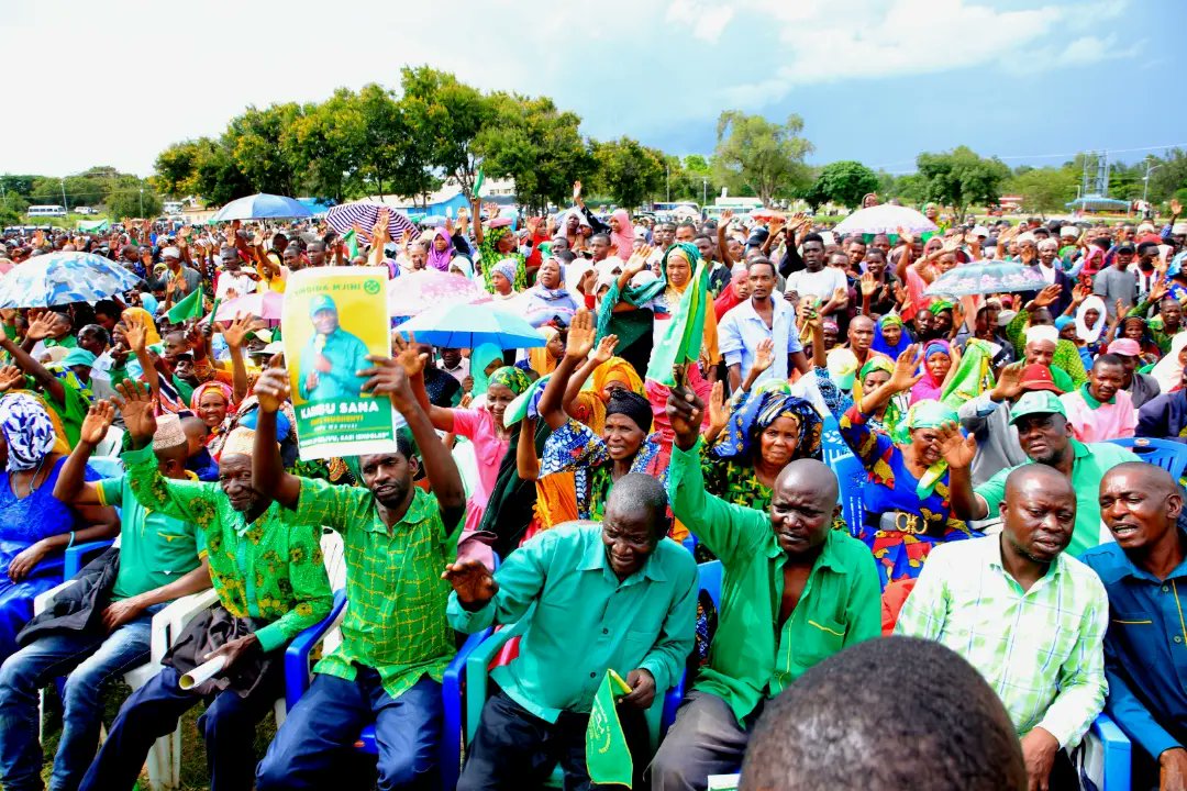MichuziJr's tweet photo. Umati wa Wafuasi wa chama cha @ccmtanzania na Wananchi kutoka maeneo mbalimbali mkoa wa Singida wamekusanyika katika uwanja wa #bombadia,wakimsikiliza Katibu Mkuu wa chama hicho Ndugu @chongolo_daniel ambae alitumia jukwaa hilo kutatua changamoto za wananchi papo kwapapo https://t.co/k82MpsuayI