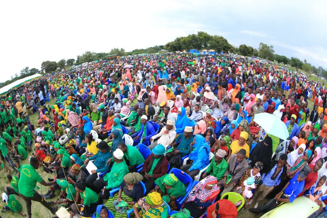 MichuziJr's tweet photo. Umati wa Wafuasi wa chama cha @ccmtanzania na Wananchi kutoka maeneo mbalimbali mkoa wa Singida wamekusanyika katika uwanja wa #bombadia,wakimsikiliza Katibu Mkuu wa chama hicho Ndugu @chongolo_daniel ambae alitumia jukwaa hilo kutatua changamoto za wananchi papo kwapapo https://t.co/k82MpsuayI