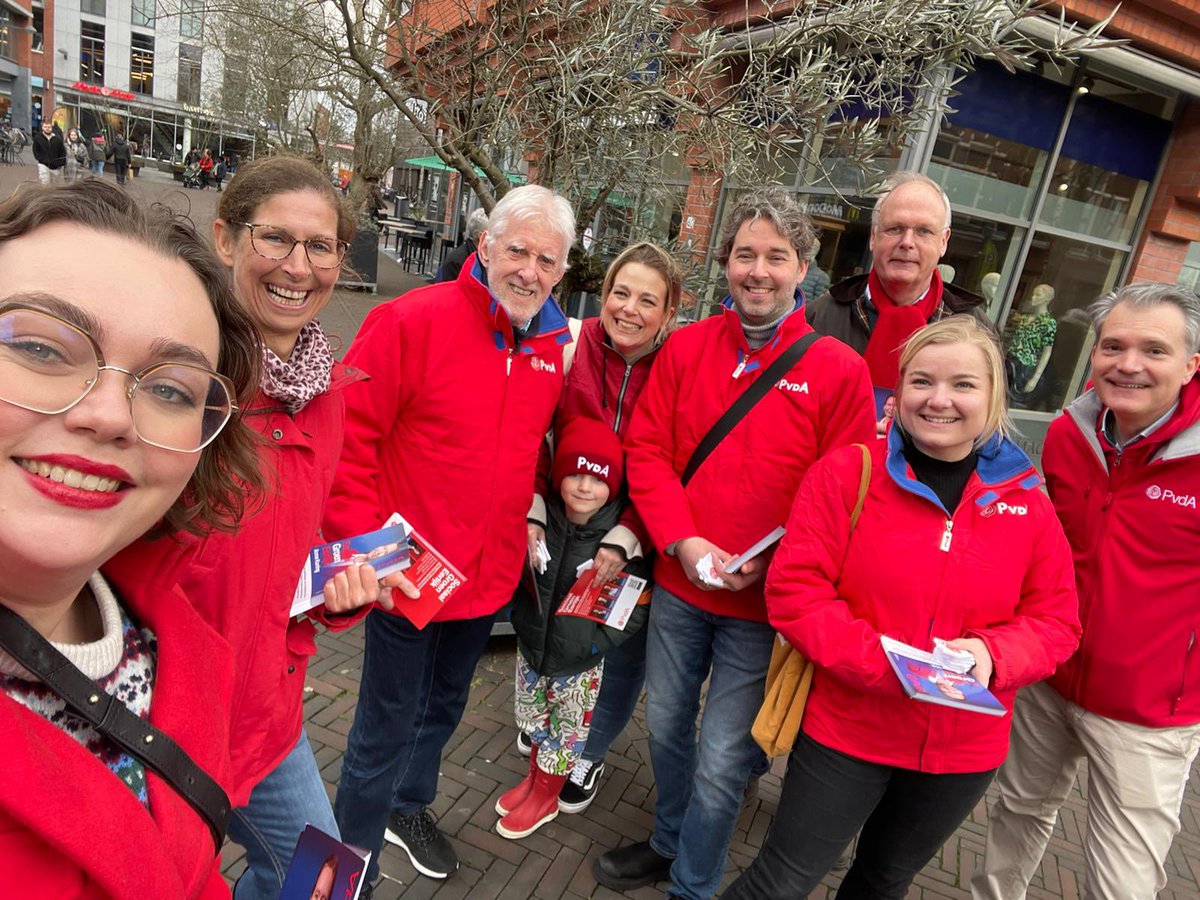 Vanmiddag hebben we samen met <a href="/PvdAZH/">@groenlinks-pvdazh.bsky.social</a> en Waterschap Rijnland Alphen aan den Rijn weer even rood gekleurd 💪🏼

Vergeet 15 maart niet te stemmen ✏️