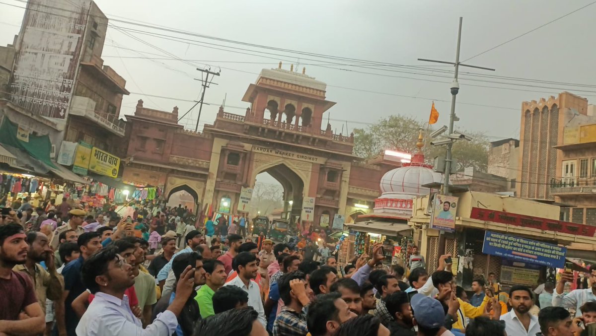 BaljeetBehror's tweet photo. जोधपुर की सड़कों पर सूर्योदय से सूर्यास्त तक मेरे साथ दौड़े जोधपुर के न्यायप्रिय लोगों का दिल से धन्यवाद। https://t.co/NDpKfWsALO