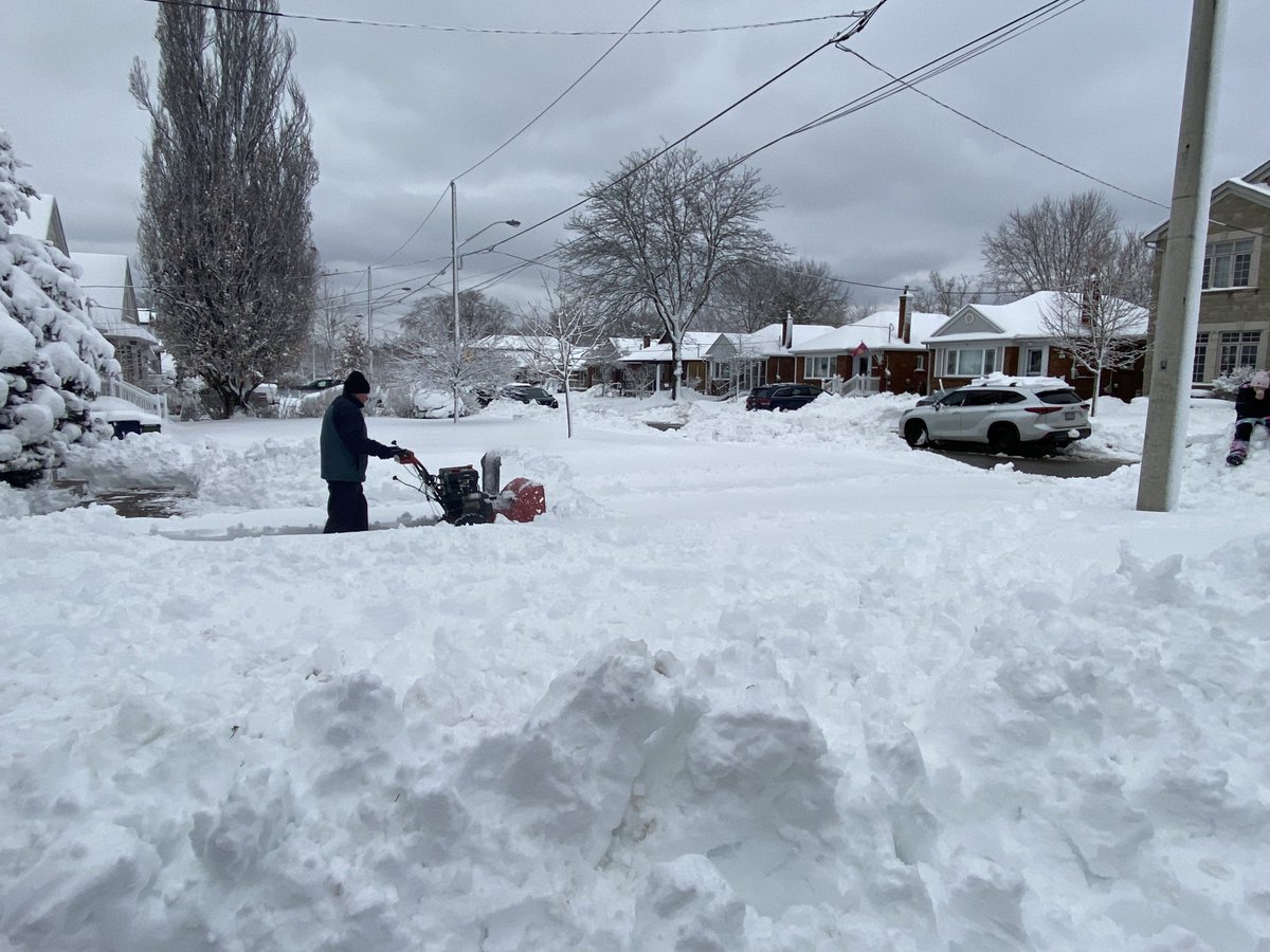 Neighbours helping neighbours. #kindness #EastYork