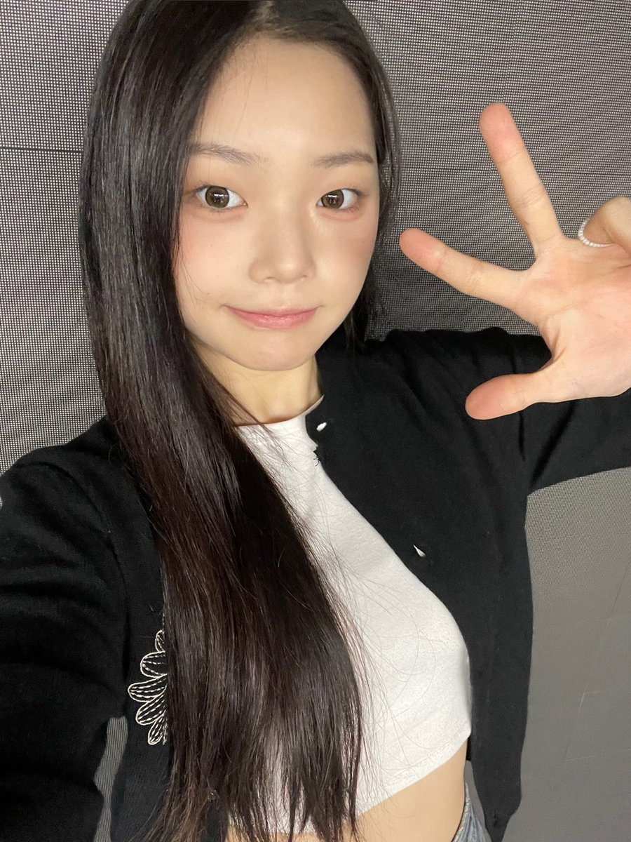 the japan 2nd single “target” has making ton of new memories and brand new experiences for us. i hope everyone also anticipates for "𝐒𝐓𝐄𝐀𝐋 𝐘𝐎𝐔𝐑 𝐇𝐄𝐀𝐑𝐓" slash our japan fan concert through this year. will looking forward to meet everyone there 🦢🤍