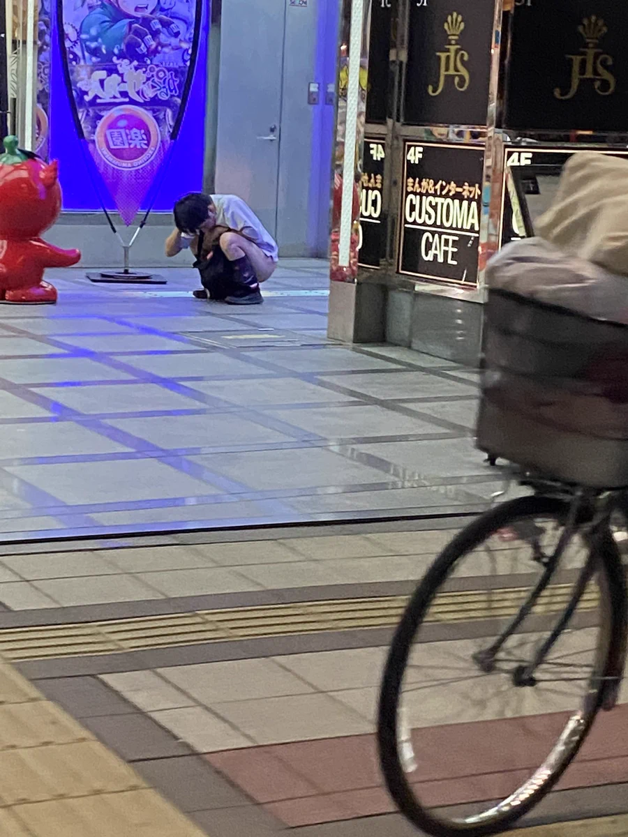 【閲覧注意】どれだけ負ければそうなるの？パチンコ店の前で男が取った行動が衝撃的すぎる・・
