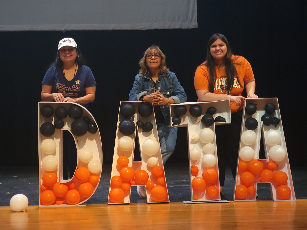 ABriscoeHISD's tweet image. Briscoe Armadillos ready to Roll into some data training!
#RollingToSucess
#DataSeries 
@HISD_Assessment