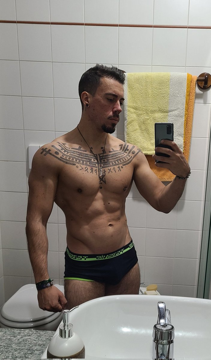 ThomasPuta91's tweet photo. After workout
.
.
.
#ready #muscle #gym #nordic #fitness #selfie #tonight https://t.co/0EluYOFpQF
