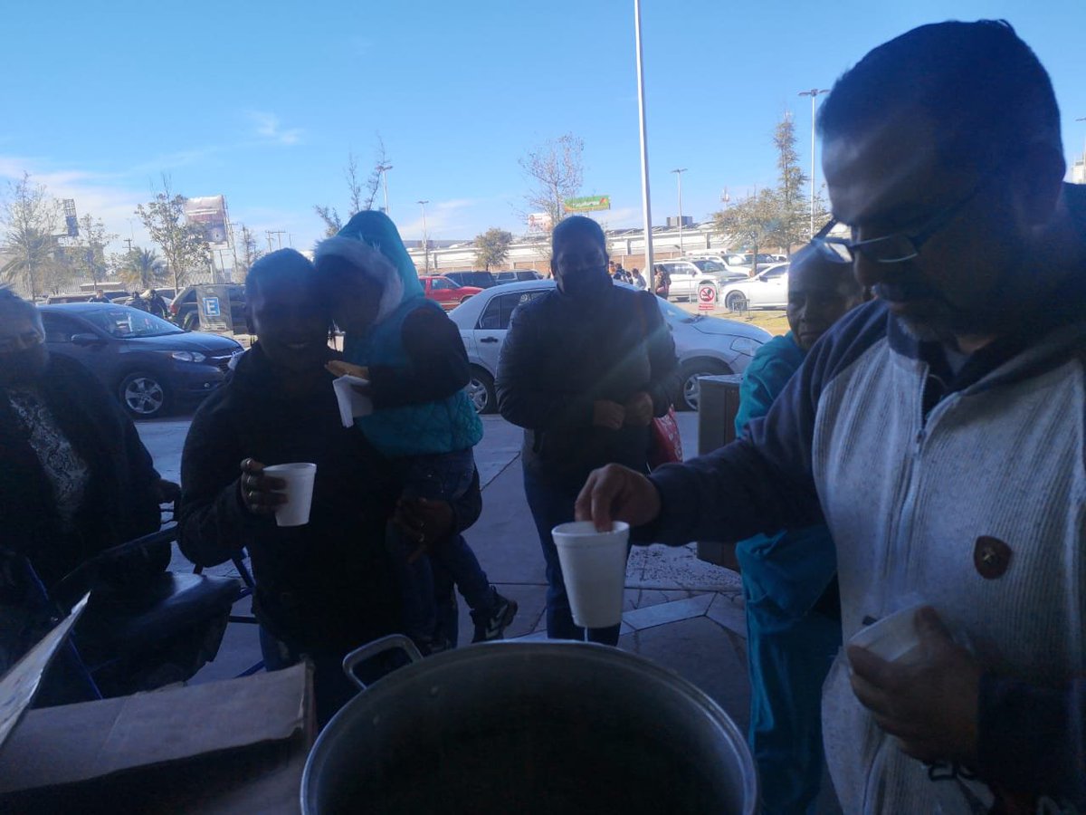 La Subsecretaría de Prevención y Participación Ciudadana, por instrucciones del titular de la SSP Oscar Galván Villarreal  sigue en apoyo a las familias de pacientes del Hospital General 450 ofreciéndoles té caliente y pan.