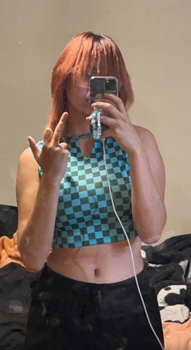 svnniespuppy's tweet photo. YOU SAW MI SELFIE SO FAK YOU (joking we love you Hexy) 

#sicklingselfie #DLINGS https://t.co/XzN8T0pJry