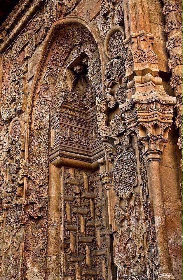 Tanpınar diyor ki;
"Cedlerimiz inşâ etmiyorlar, ibadet ediyorlardı. Maddeye geçmesini ısrarla istedikleri bir ruh vardı." 

Divriği Ulucamii Sivas