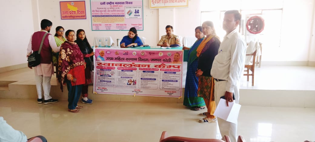 #Gupshuplunch
<a href="/UPMahilaKalyan/">UP Mahila Kalyan</a> <a href="/dmbareilly/">DM Bareilly</a> <a href="/dycpobareilly/">DycpoB</a> <a href="/dpobly/">DyCPO Neeta</a>
महिला कल्याण विभाग बरेली द्वाराआज अंतर्राष्ट्रीय महिला दिवस कार्यक्रम के अंतर्गत महिलाओं के साथ गपशप लंच कार्यक्रम का आयोजन किया, महिलाओं ने महिला शक्ति के बारे में जाना व् एक-दूसरे को गुलाल लगाकर होली की बधाइयां दी