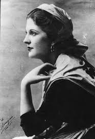 La primera reina electa fue Delia Larrive Escudero, representante de Godoy Cruz con 16 años. Delia era una auténtica vendimiadora.
Podríamos decir entonces que el origen fue un concurso de belleza entre vendimiadoras. #fiestanacionaldelavendimia