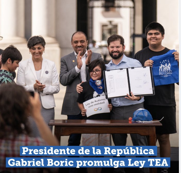 chefabiola's tweet photo. Semana de hitos muy importantes en #SaludMental ‼️ El Presidente Gabriel Boric promulga Ley TEA para Chile avanzando en un camino inclusivo de oportunidad y acceso donde desde @ministeriosalud acompañaremos con compromiso y convicción  (1/3) 🧵 https://t.co/AWXK4lXMRj