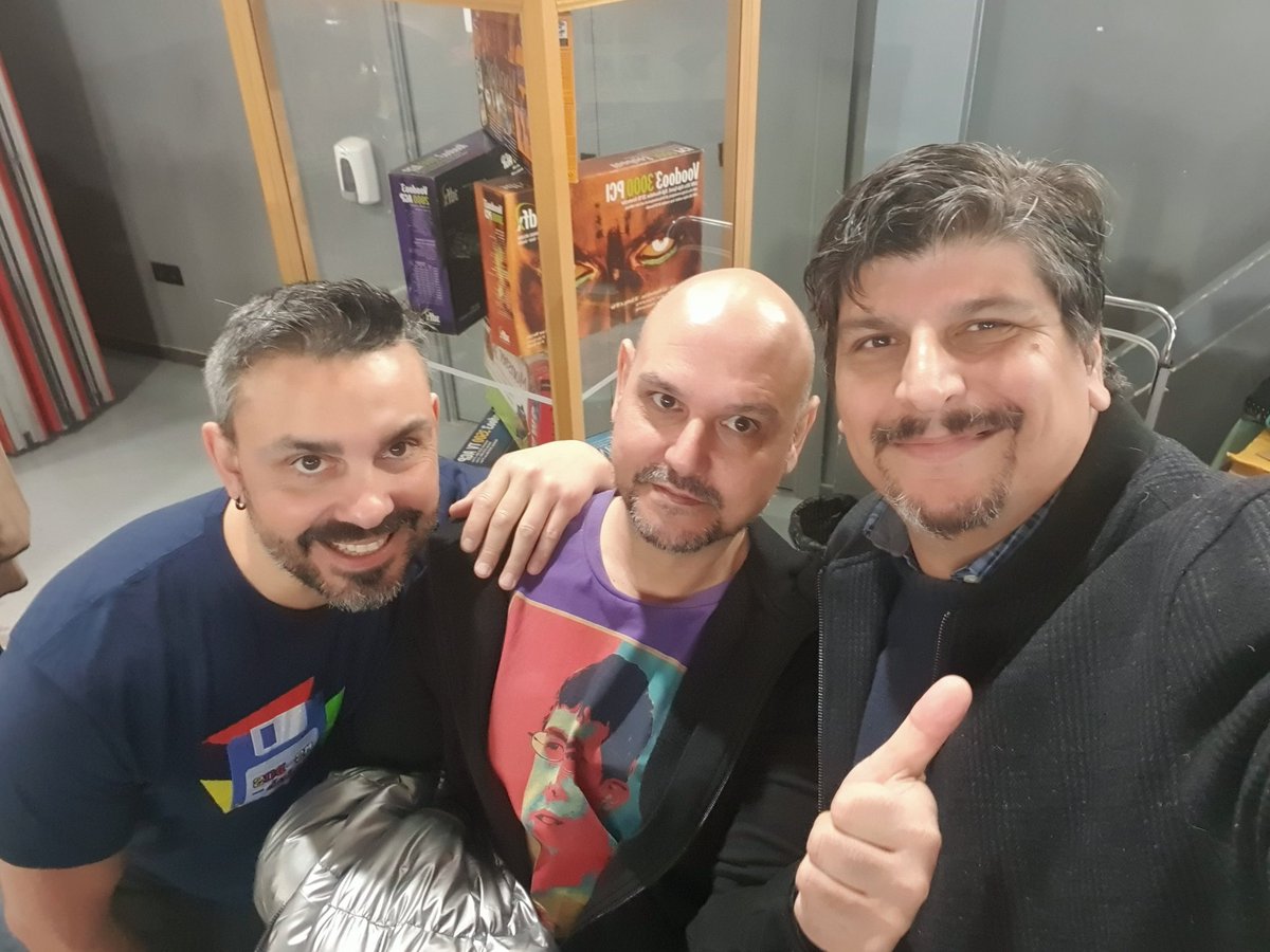 MejorPerdido's tweet image. Que bien me la he pasado en @retroparla , encontrarme con buena gente, hallar un #tesoro que la gente simplemente pasaba y era una #pieza difícil de encontrar, recibir un #IndianaJones de #Lujo gracias al amigo @apolovald , #Libros que se vienen a casa con firma incluida. Pasada!