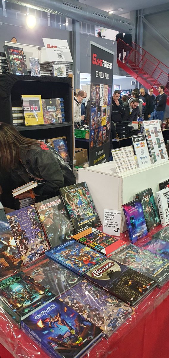 MejorPerdido's tweet image. Que bien me la he pasado en @retroparla , encontrarme con buena gente, hallar un #tesoro que la gente simplemente pasaba y era una #pieza difícil de encontrar, recibir un #IndianaJones de #Lujo gracias al amigo @apolovald , #Libros que se vienen a casa con firma incluida. Pasada!