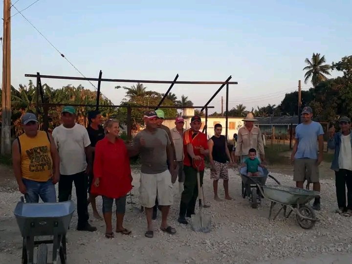 MichelZerquera's tweet photo. Se realizan labores de mejoramiento en la comunidad de Seibabo con la participación del pueblo y el apoyo de cuadros y administrativos del territorio.
#yaguajay @TeresitaRomeroR @DeivyPrezMartn1 @AidaDiazFernnd1 @milian_mileydi https://t.co/JtnnaIVc68 https://t.co/EtjSFTB4Cp