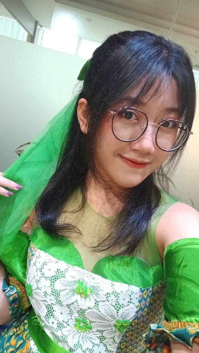 all_in_alin's tweet photo. Otsuuuuu!!! Trimakaciiii yg udah nonton &amp; meramaikan mimilen 🦋✨

Mmf tadi Alin blunder beberapa kali pas perform 🫠😭😭💦💦💦 *masi merasa bersalah
Tp senaaankk bisa bertemu kaleaaannn, sampe jumpa next time~! Besok bakal lebi maxxximalllll (amin) https://t.co/MpkkUjrc1f
